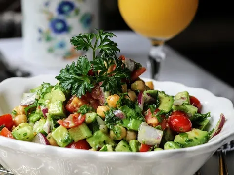 Salata sa leblebijama i avokadom
