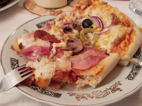 Pizza s Zimskom Salamom i Ljutim Feferonima
