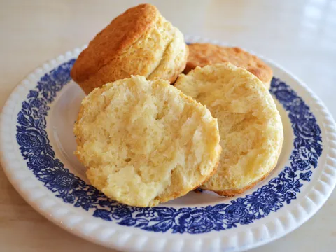 Buttermilk biscuits/Peciva sa mlacenicom