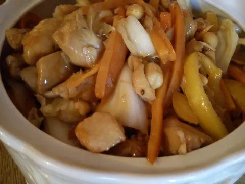 Kineska piletina u slatko-kiselom sosu sa kikirikijem