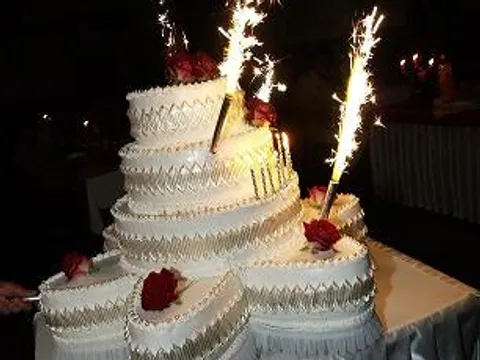 svadbena torta s 20 rođendanskih svjećica