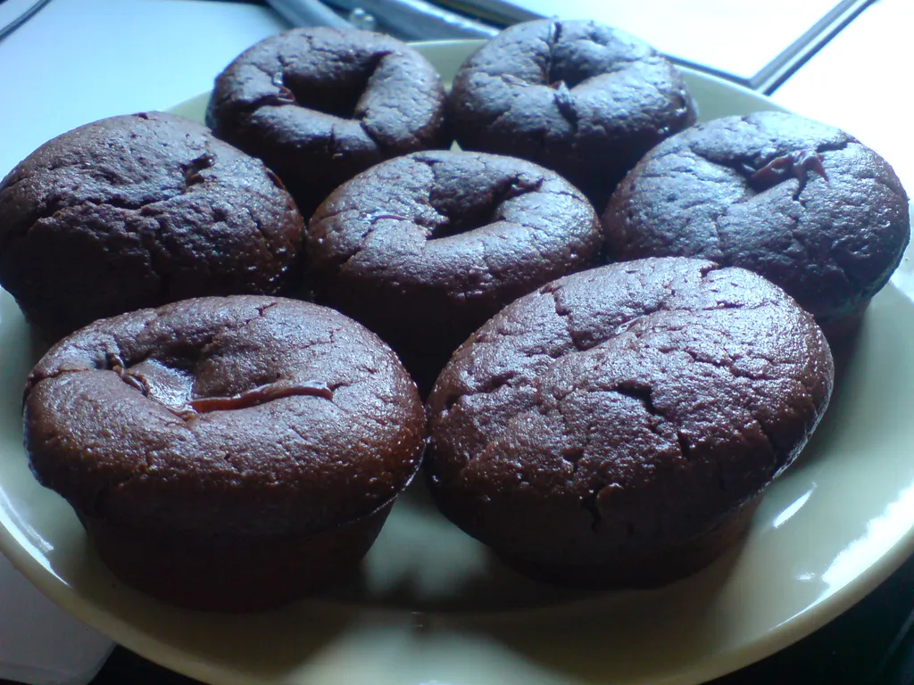 muffini s 3 vrste čokolade i pudingom unutra