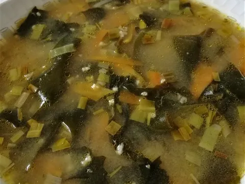 Vege miso juha od poriluka, mrkve, algi, prosa i zobi