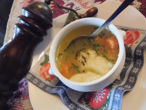 topla supica sa griz knedlama