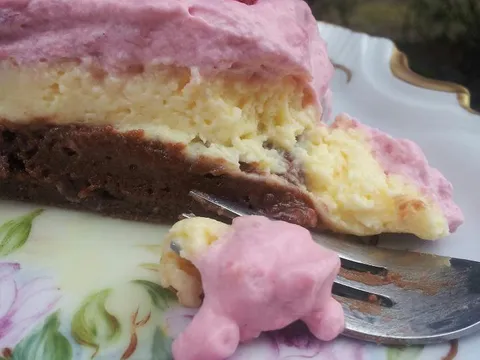 Brownies cheesecake sa kremom od maline