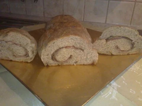 Kruh od raženog brašna punjen pršutom