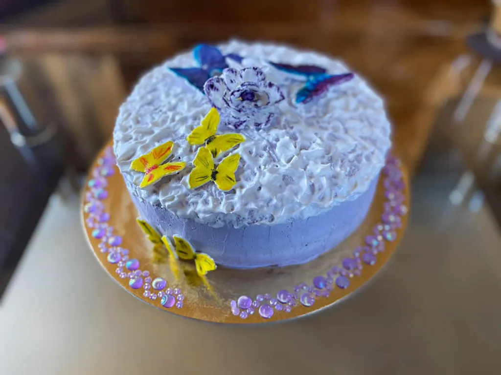 Torta obučena u lila ruho