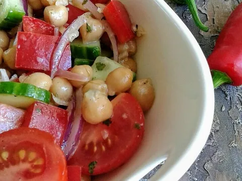 Salata od slanutka,paradajza i krastavaca