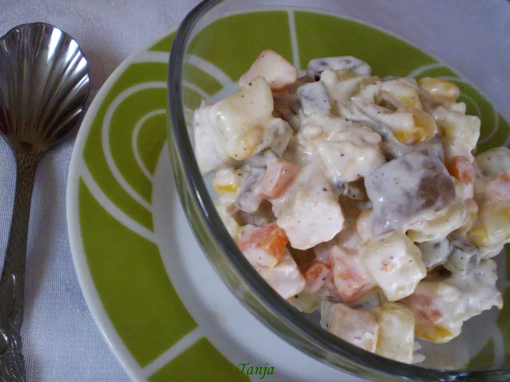 Salata s piletinom, povrćem i šampinjonima