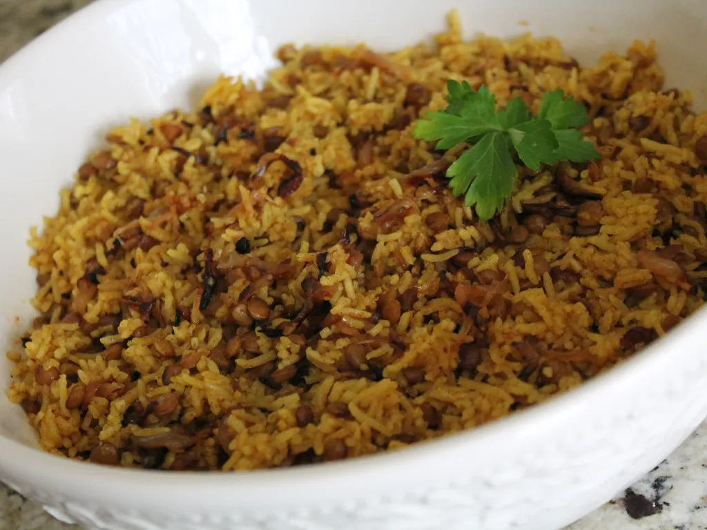 Pilaf od lece i rize sa karameliziranim lukom ( Mujadara )