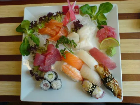 Nigiri, maki i sashimi set