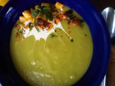Krem juha od avokada s kukuruzom i vrhnjem