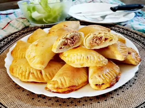 Empanadillas de atun (Empanade sa tunom)
