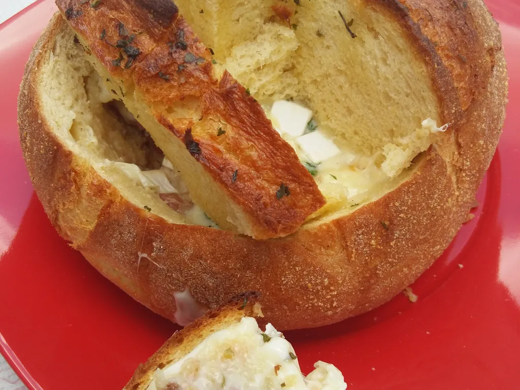 Kruh sa sirom i pancetom