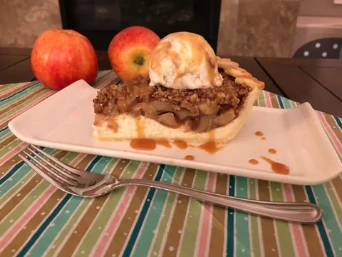 Apple crumb cheesecake pie / Mrvicasta pita sa jabukama i sirom