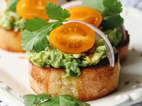Minijaturni avocado toast appetizers