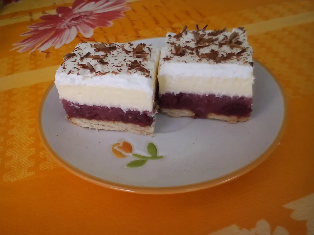 kolač s višnjama i pudingom od vanilije