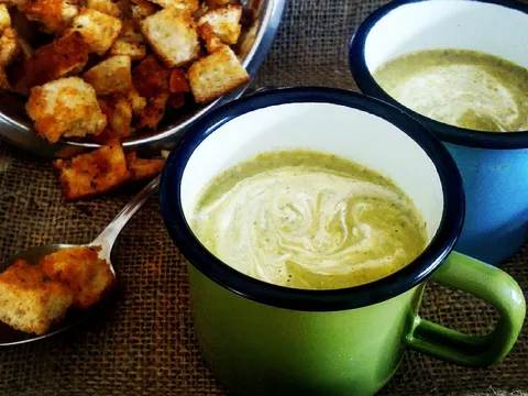 Krem juha od brokule  i grickalice