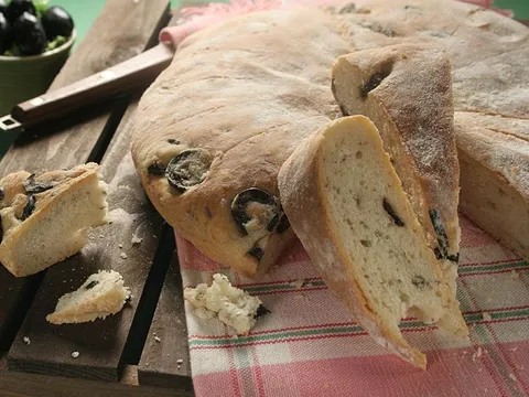 Kruh s maslinama, kaduljom i origanom