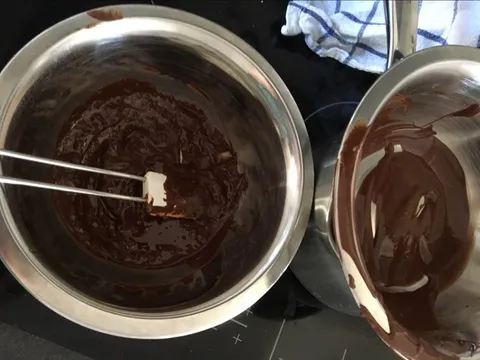 dodavanje tople cokolade u hladnu