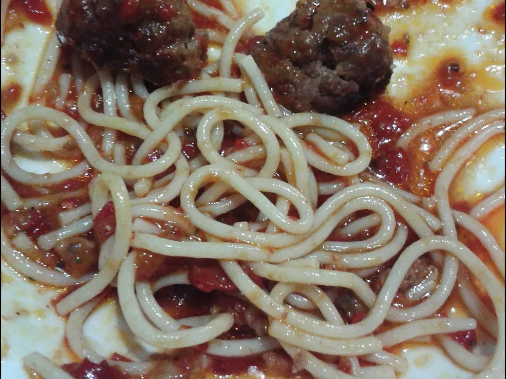 Špageti sa mljevenim okruglicama i sosom od paradajza