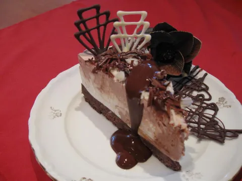 Cheesecake sa tamnom i bijelom čokoladom