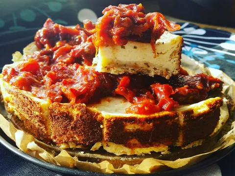 Slani cheesecake sa marmeladom od paradajiza