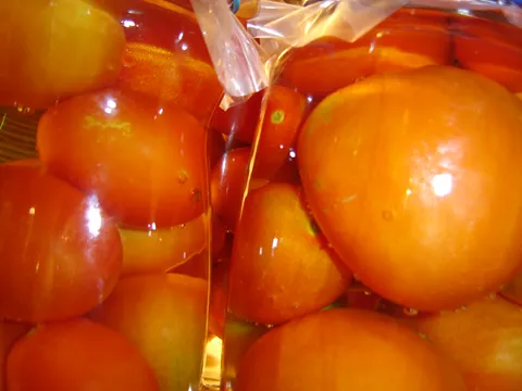 Kiseli crveni paradajz