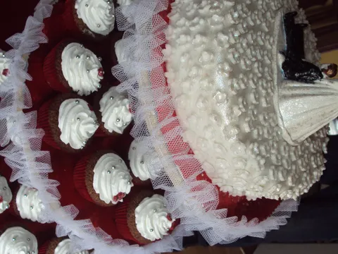 svadbeni cup cakes i torta