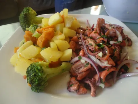 Salata od muzgavaca sa kuhanim povrćem
