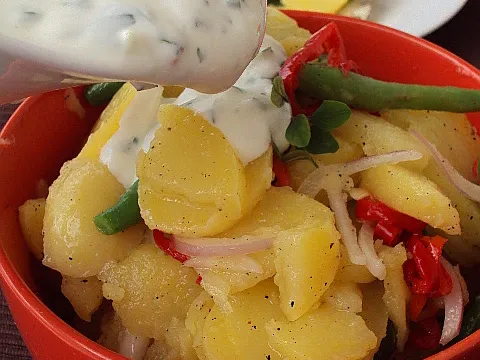 Krumpir salata sa preljevom od začinskog bilja