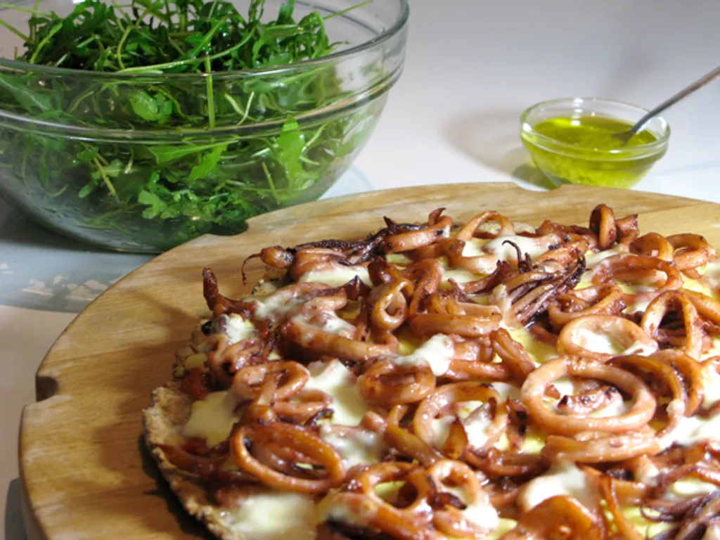 Aromatična pizza s lignjama