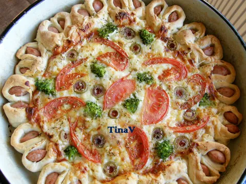 Rascvjetana pizza sa povrćem i hrenovkama