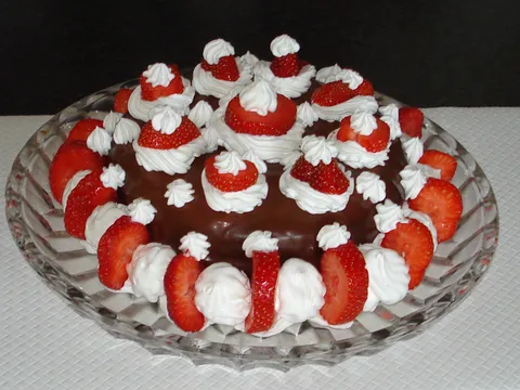 Torta: jagode i čokolada sa tekućom sredinom