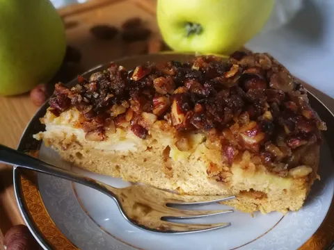 Prevrnuti kolač od jabuka i oraha
