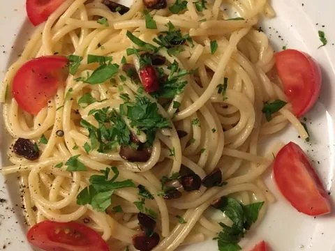 Spaghetti aglio, olio e peperoncino-špageti sa bijelim lukom, uljem i malimfeferonima
