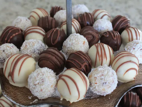 Truffles od bijele cokolade sa kokosom , brusnicama i narancom