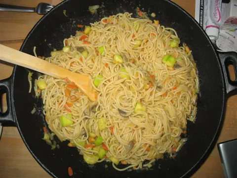 Tjestenina s povrćem i kikirikijem iz woka