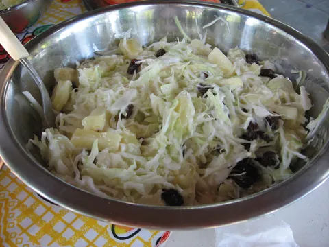 Salata od kupusa sa ananasom i grozdjicama