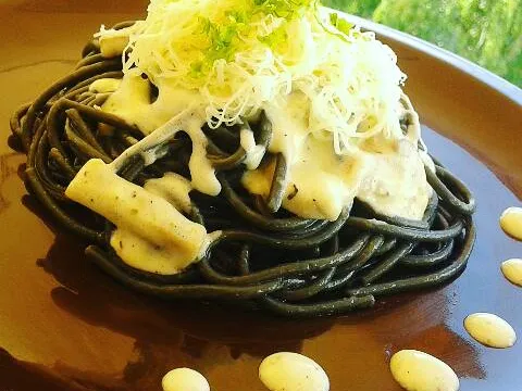 Black spaghetti s umakom od reishi gljiva i šampinjona