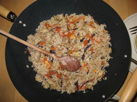 Riža sa svinjetinom i povrćem iz woka