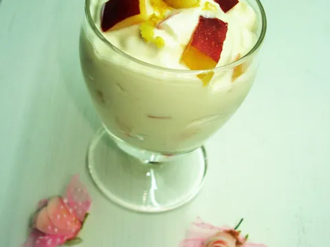 Mascarpone krema s jogurtom i voćem