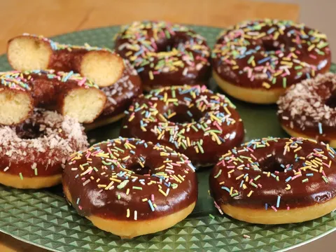 Američke krafne s čokoladnom glazurom - Donuts