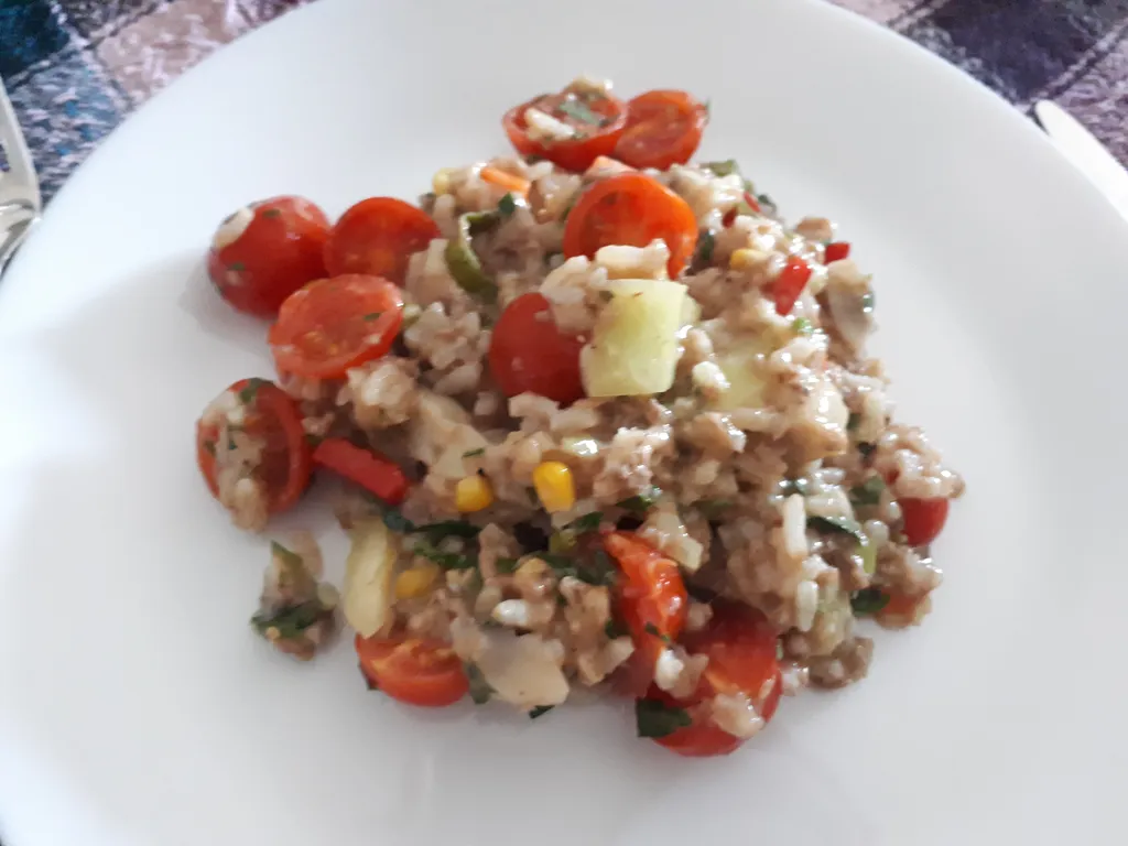 Obrok salata od svježeg povrća sa tunjevinom