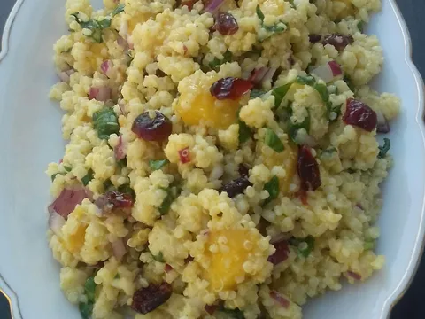 Salata od prosa i quinoe s mangom i brusnicama by LuAnn