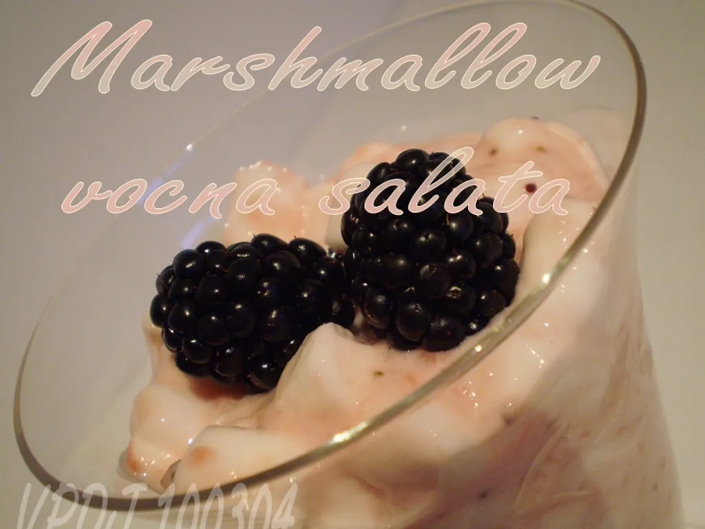 Marshmallow vocna salata
