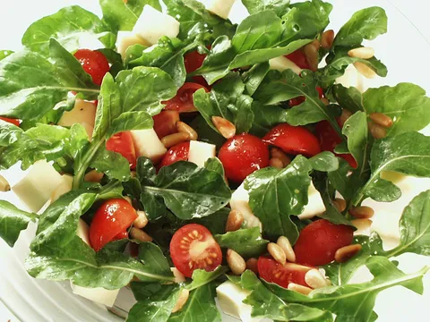 Salata od rikule i rajčica