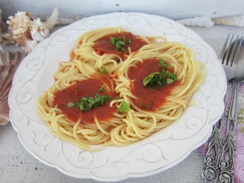 Špageti s vinskim umakom