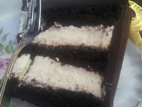 Visoka cokoladna torta sa belom kremom i ganache glazura