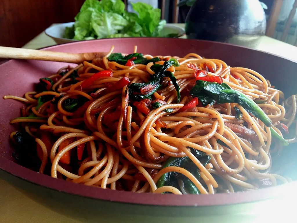 Integralni špageti sa povrćem i soja umakom